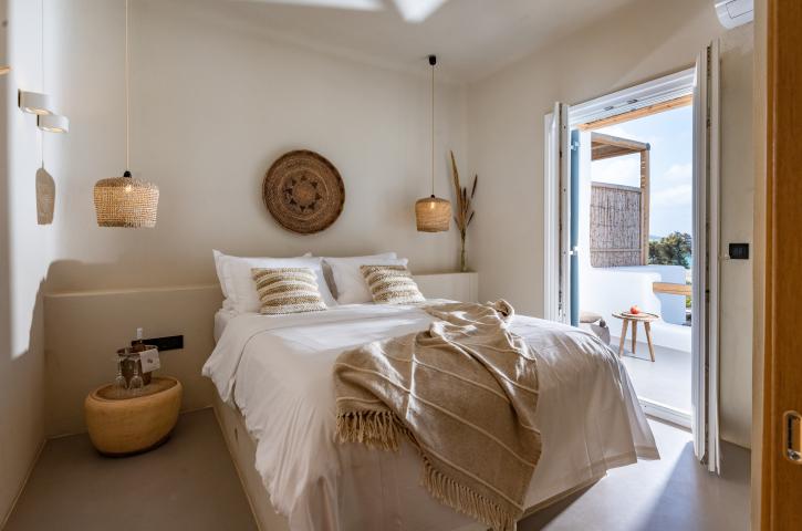 Contemporary hotel room with Cycladic style